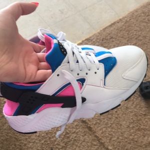 Nike huaraches size 6y